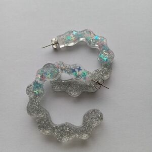 Star confetti resin hoop earrings